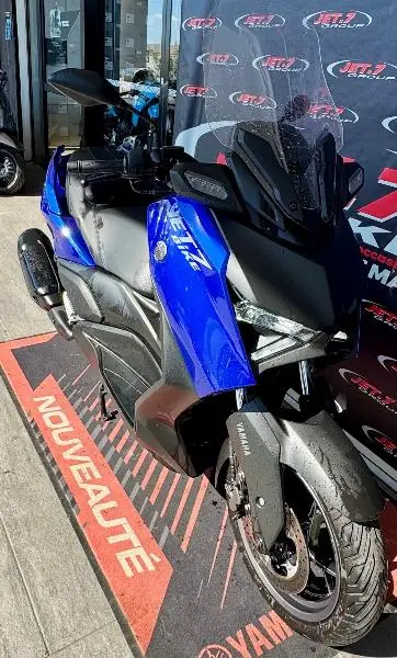 XMAX 300