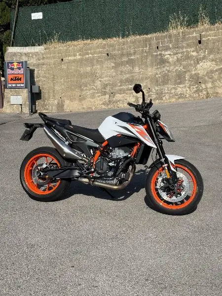 890 DUKE R