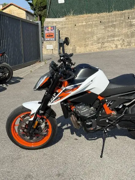 890 DUKE R