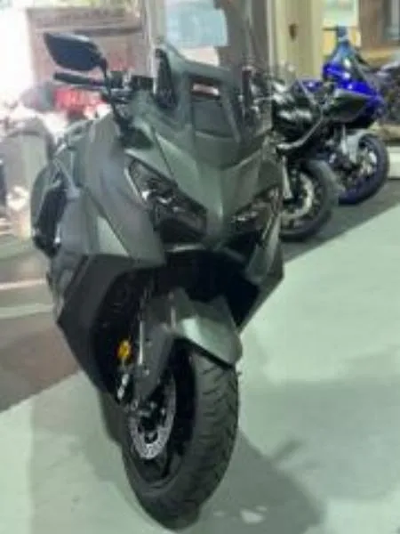XP TMAX 560