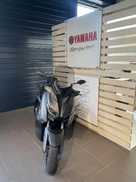 XMAX 300