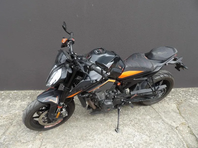 890 DUKE R