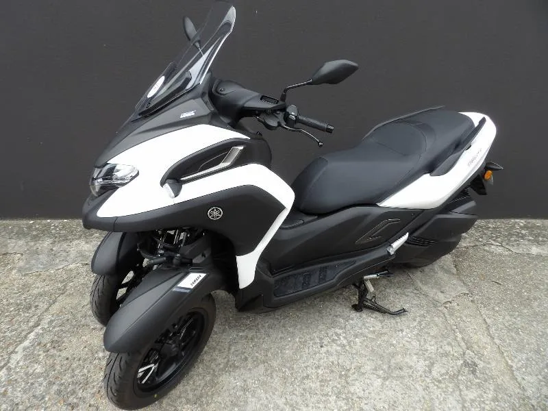 TRICITY 300