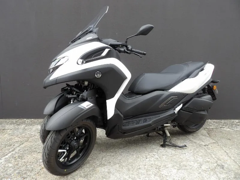 TRICITY 300