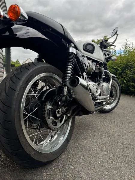 THRUXTON 1200