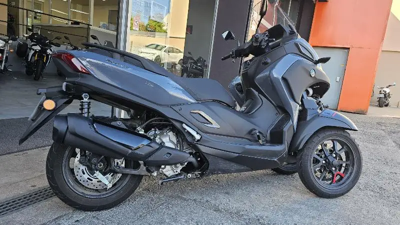 TRICITY 300