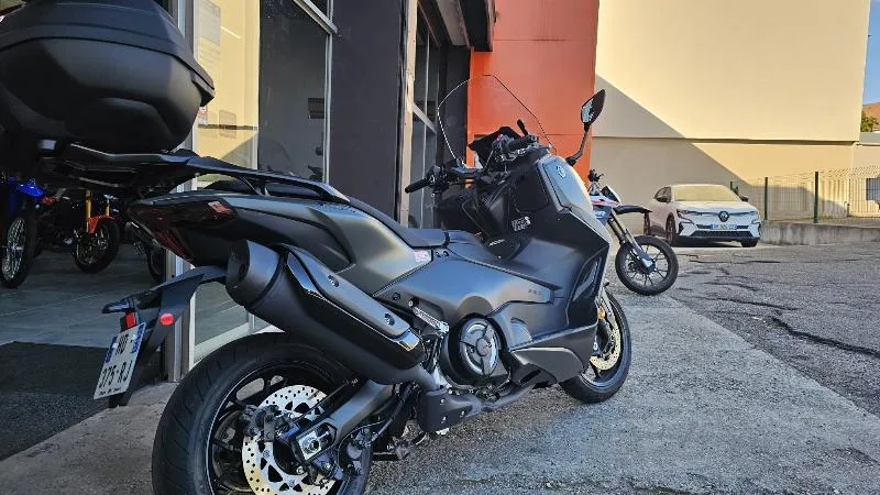 XP TMAX 560