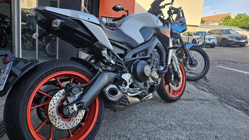 MT09
