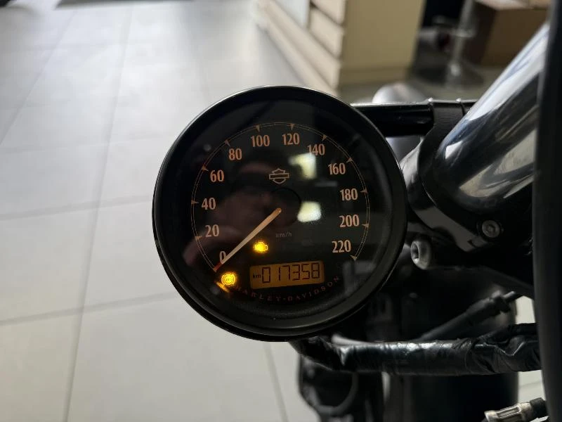 SPORTSTER IRON 883