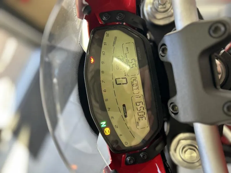 MONSTER 821