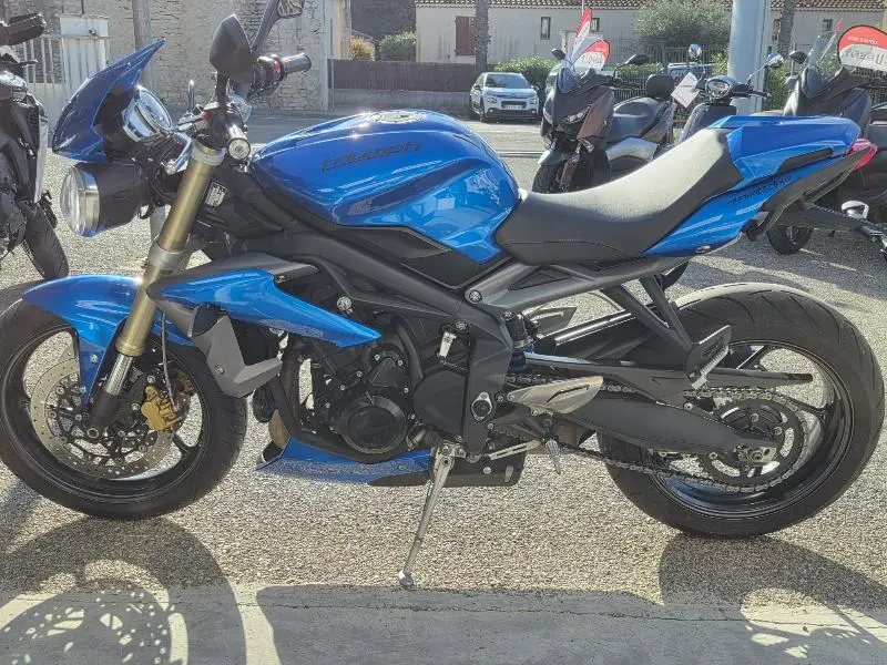 STREET TRIPLE 675