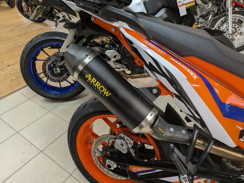 890 SMT