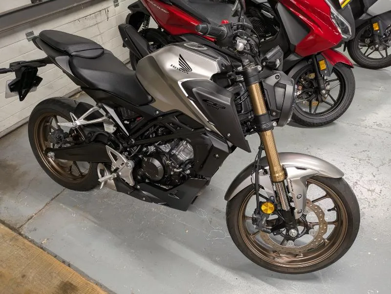 CB 125  R