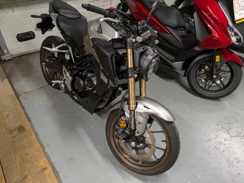 CB 125  R