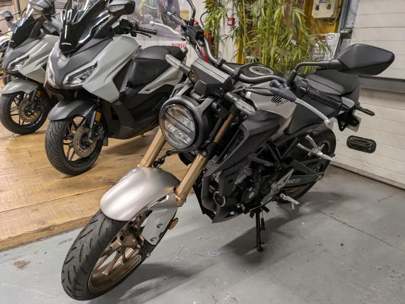 CB 125  R