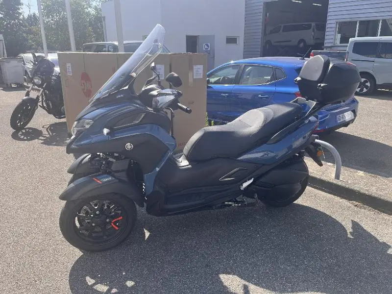TRICITY 300