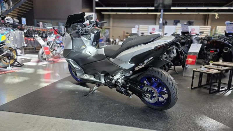 XP TMAX 560