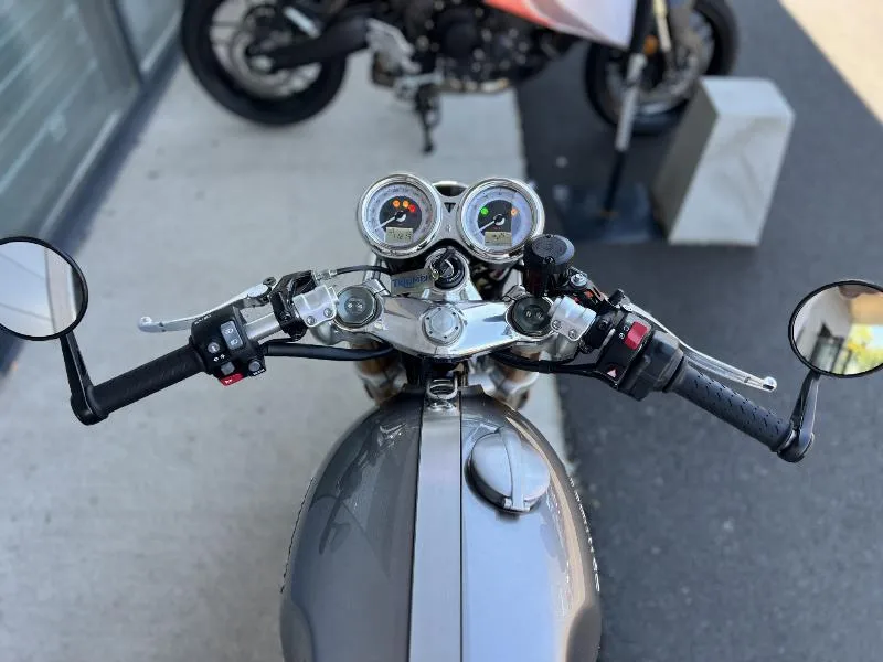 THRUXTON 1200 R