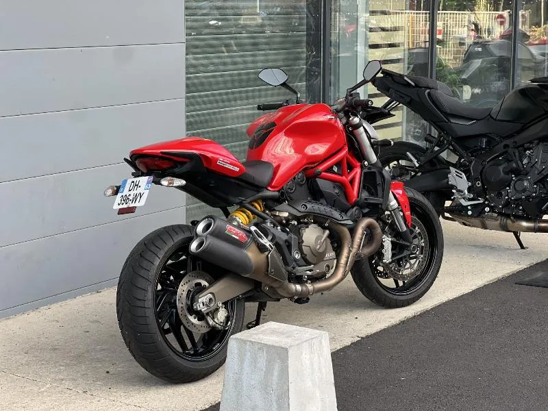 MONSTER 821