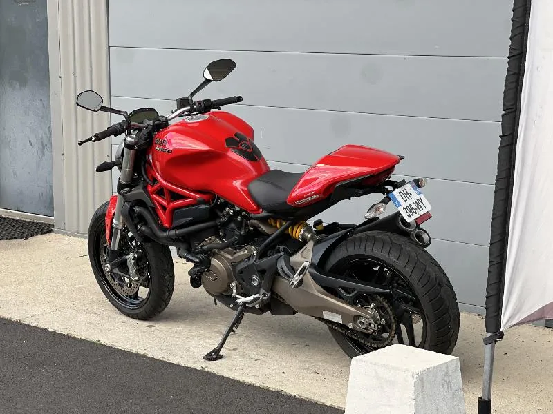MONSTER 821