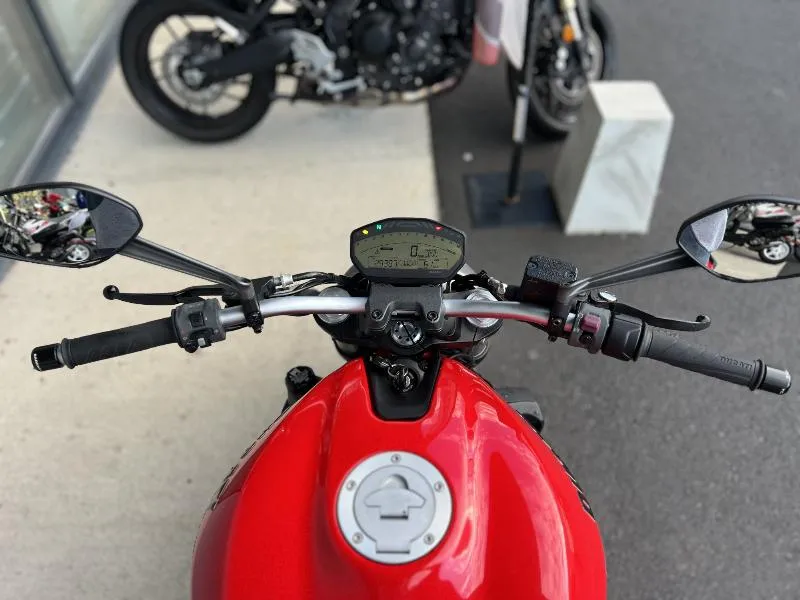 MONSTER 821