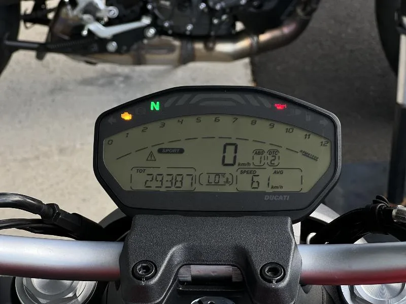 MONSTER 821