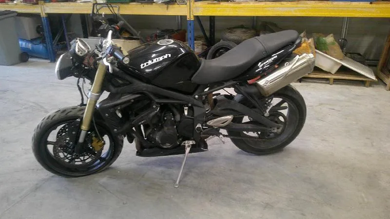 STREET TRIPLE 675