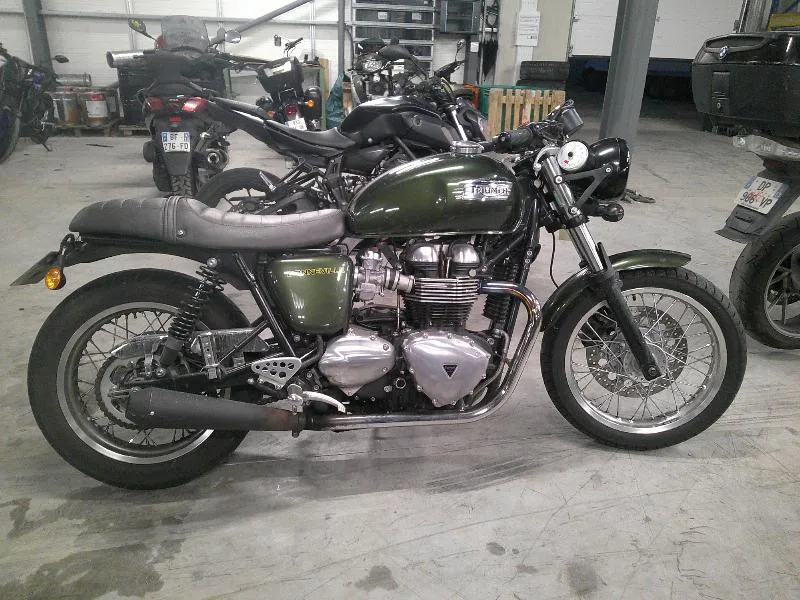 THRUXTON 900