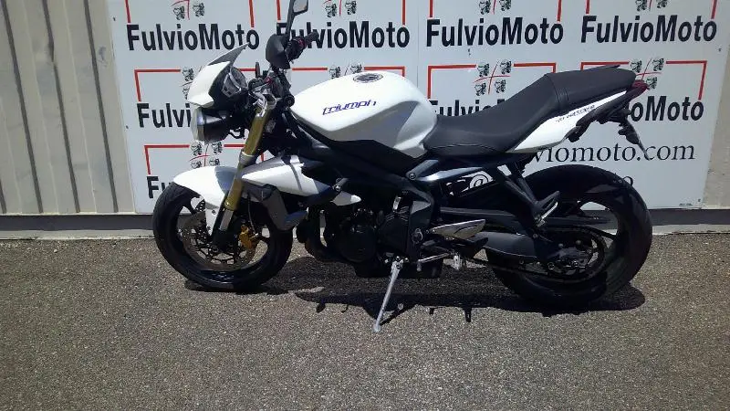 STREET TRIPLE 675