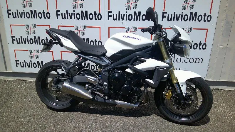 STREET TRIPLE 675