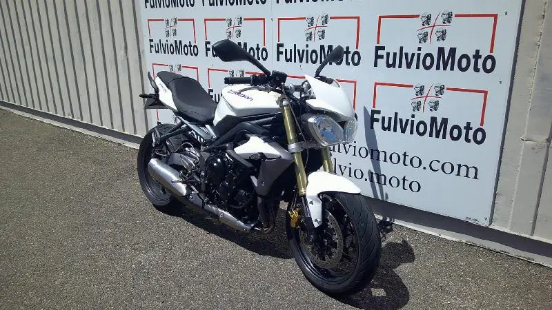 STREET TRIPLE 675