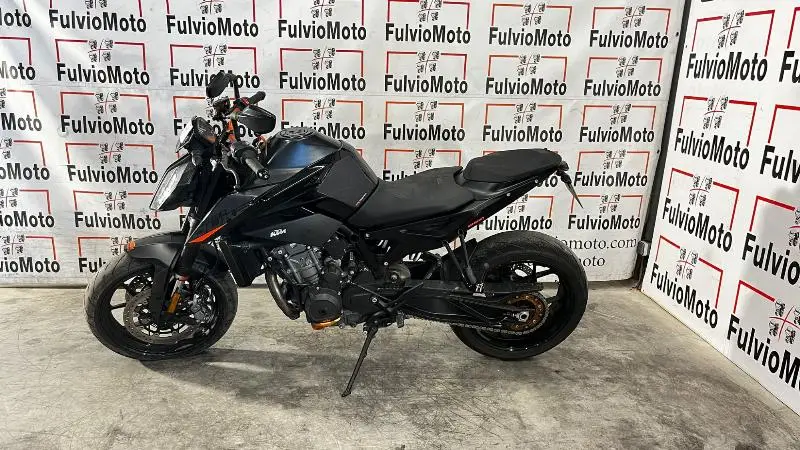 890 DUKE R