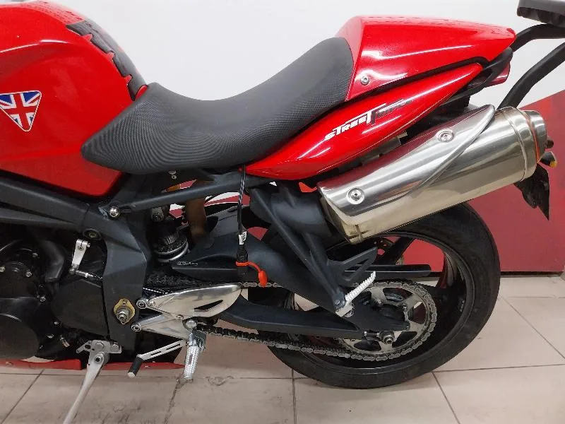 STREET TRIPLE 675