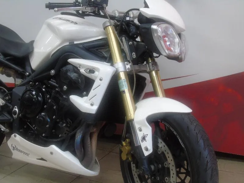 STREET TRIPLE 675
