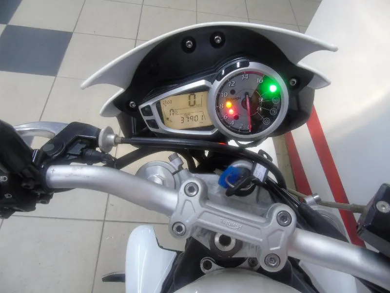 STREET TRIPLE 675
