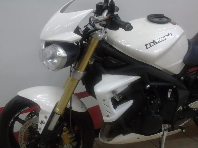 STREET TRIPLE 675
