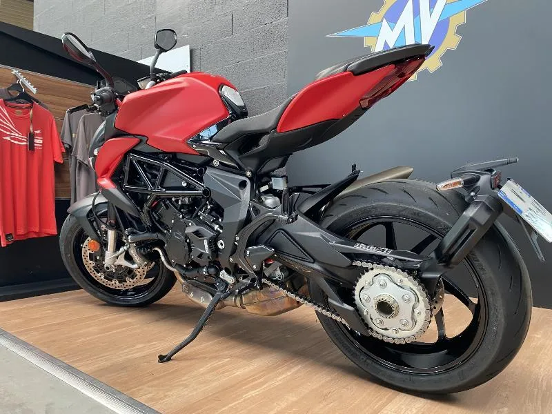 BRUTALE 800
