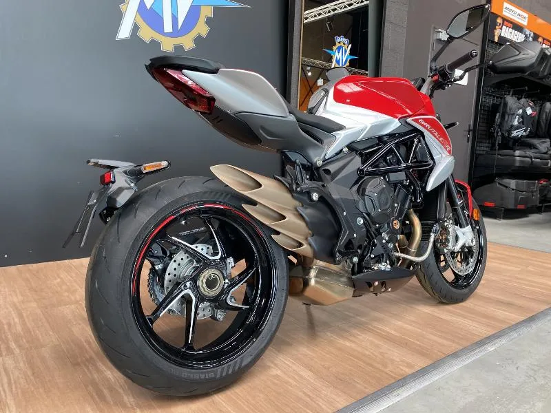 BRUTALE 800