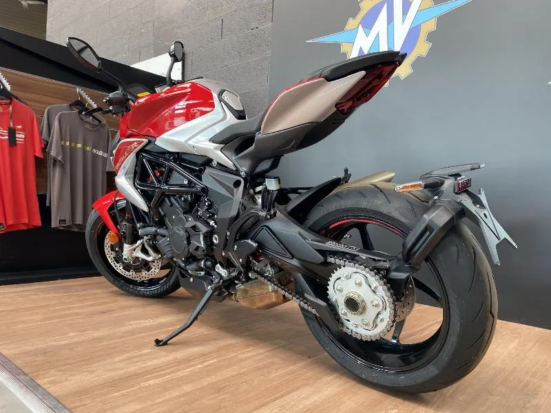 BRUTALE 800