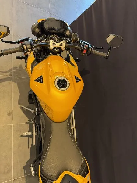 STREET TRIPLE 765 RS