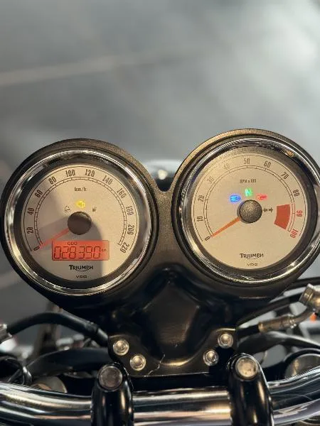 THRUXTON 900