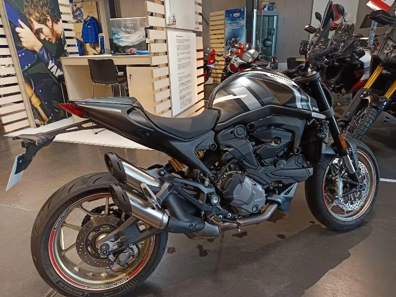 MONSTER 900