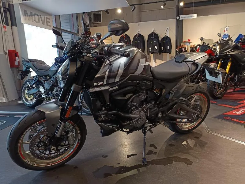 MONSTER 900
