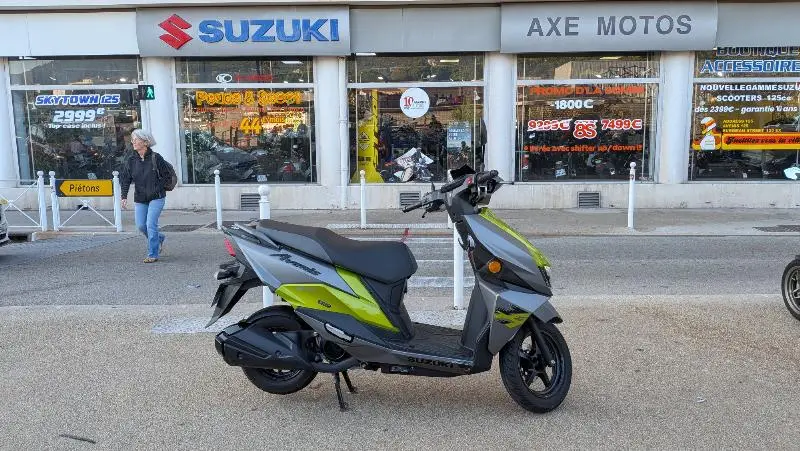 AVENIS 125