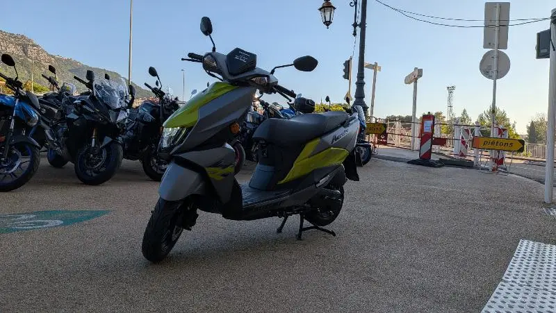 AVENIS 125