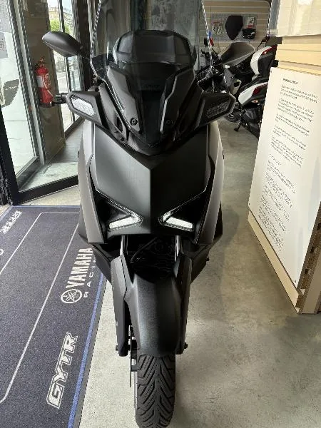 XMAX 300