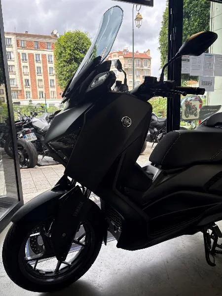 XMAX 300