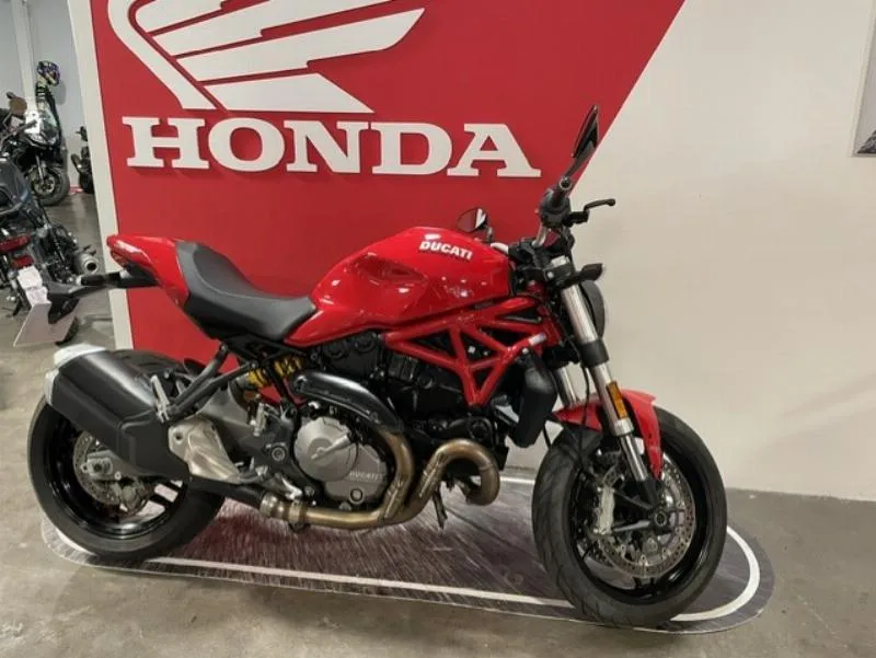 MONSTER 821