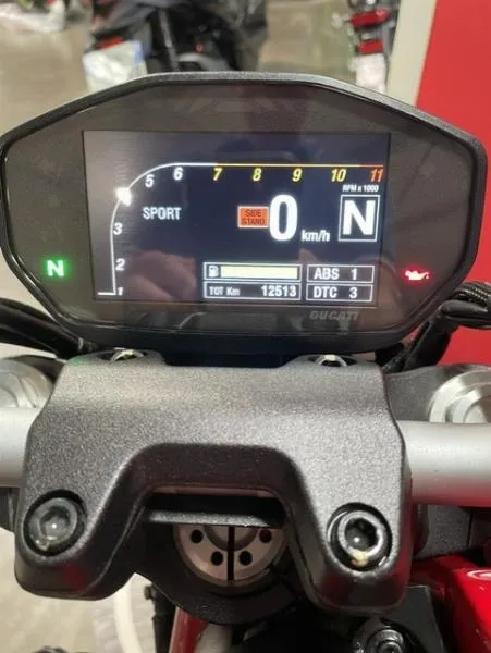 MONSTER 821