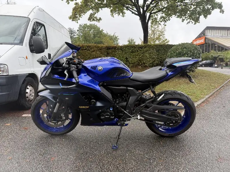 YZF690 U